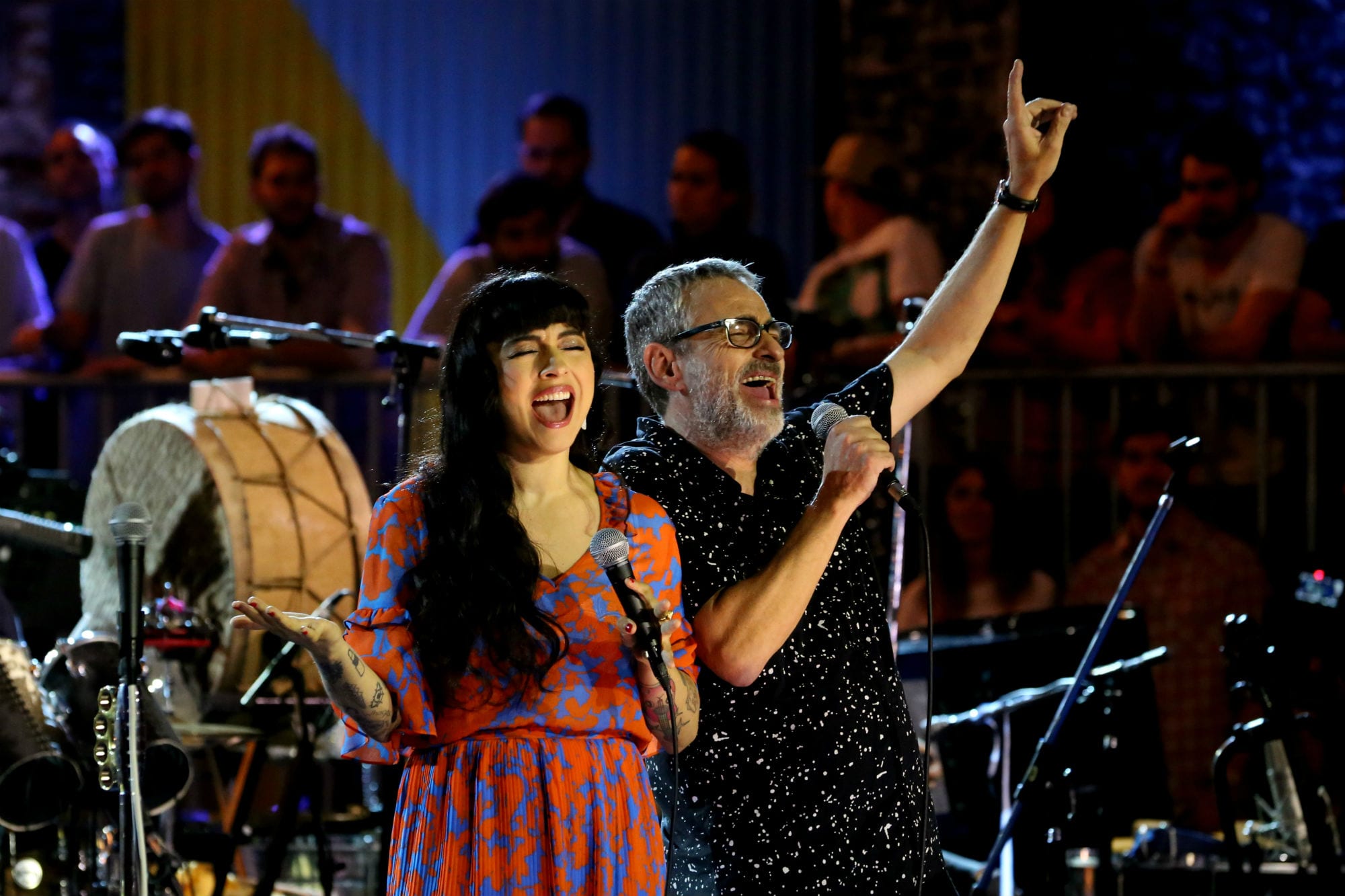 Los-Autenticos-Decadentes-Mon-Laferte-JuliW-2000 Los Auténticos Decadentes