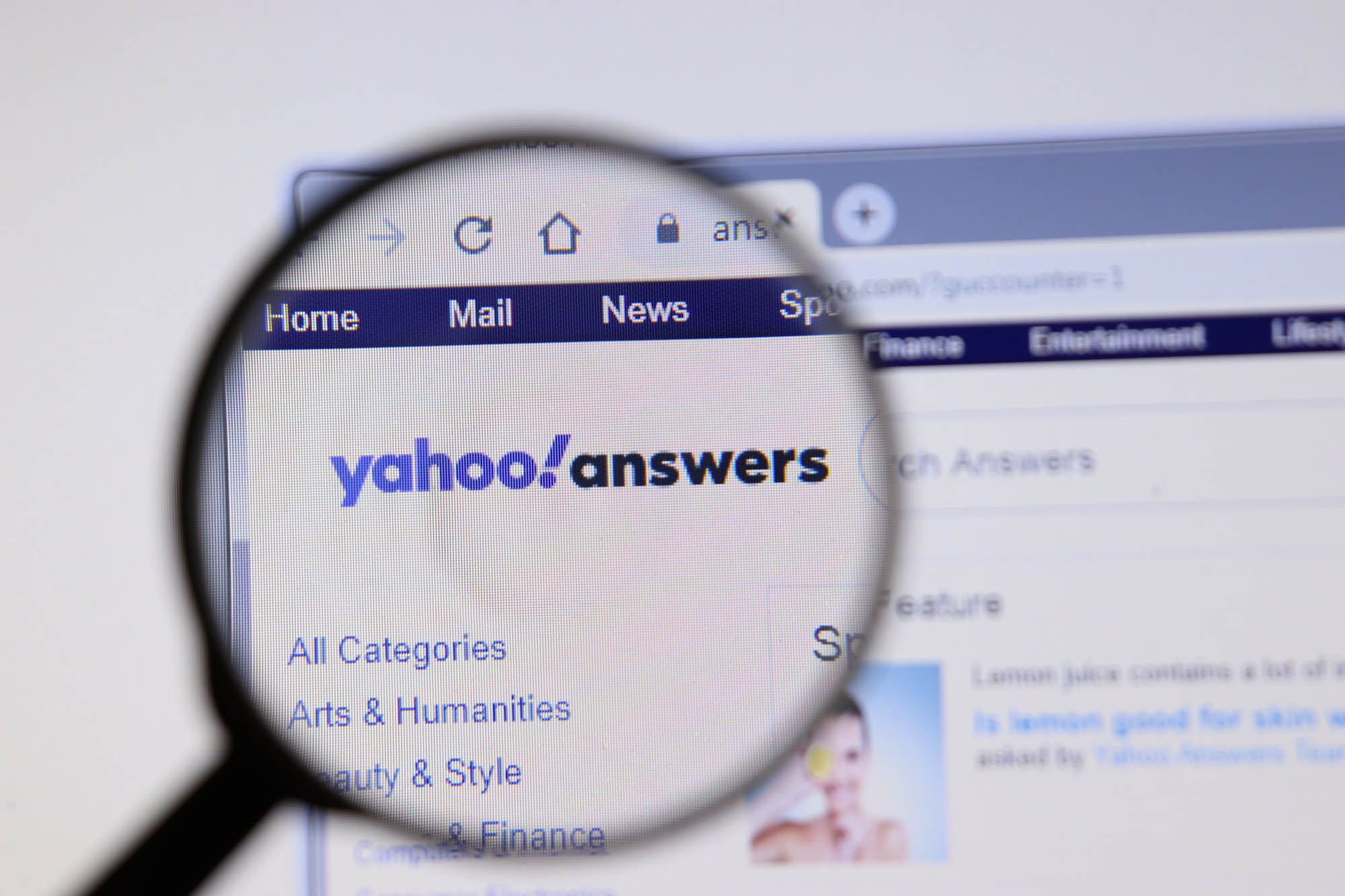 Los Angeles, California, USA - 3 December 2019: Yahoo answers website page. Answers.yahoo.com logo on display screen, Illustrative Editorial Yahoo! Respuestas