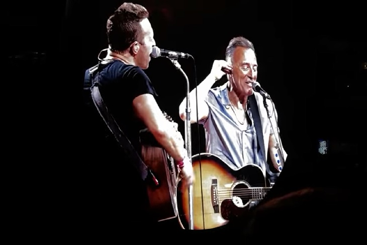 Bruce Springsteen interpretó dos temas en el show de Coldplay en Nueva Jersey