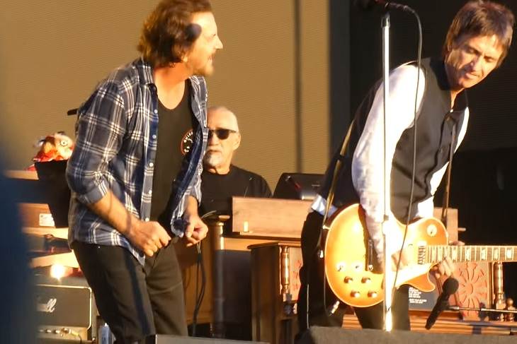 Pearl Jam y Johnny Marr versionaron a Neil Young en Londres