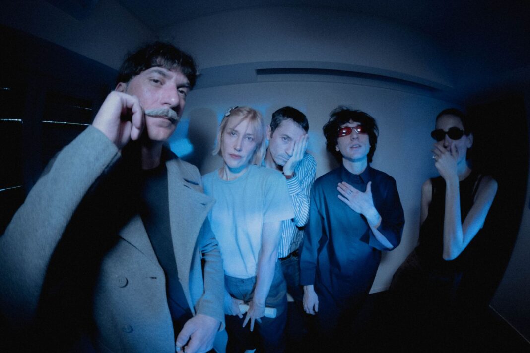 OK Pirámides dispara a la oscuridad en «Te llamamos»